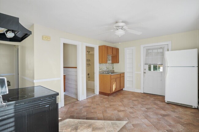 Building Photo - 117 Golden Hill St