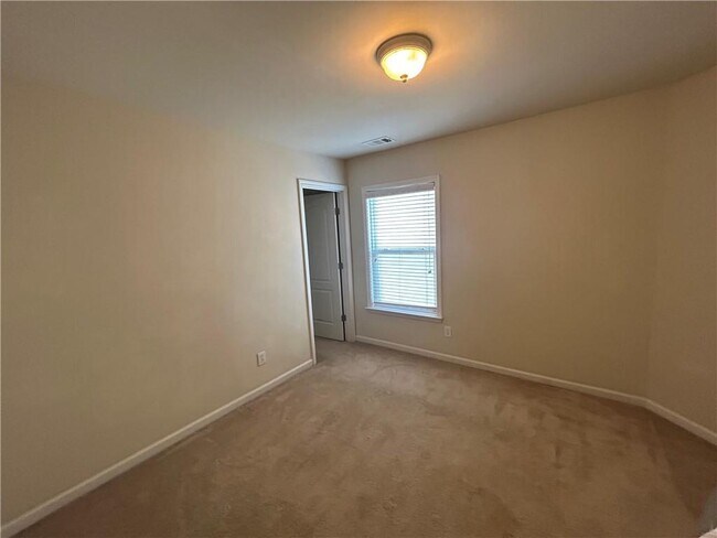 Building Photo - 130 Creekwood Tr