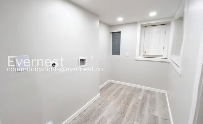 Building Photo - 3-Bedroom Home with Fenced Yard / Available Now!