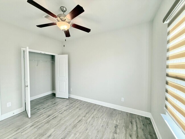 Building Photo - 3-Bedroom Townhome - Prime Pensacola Location