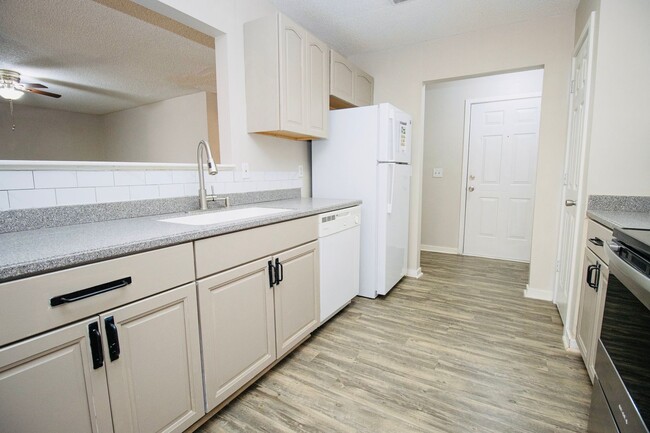 Building Photo - 2 Bedroom, 2 Bath Condo at Village Creek -...