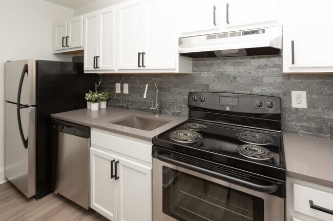 Building Photo - Chateaus at 1038 N Calvert