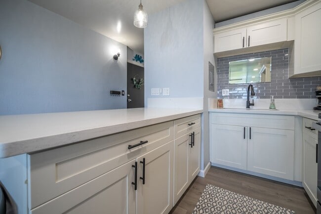 Building Photo - Epic Ocean-View 1bd at Makaua Village — Fully Renovated, Furnished, 2 Parking