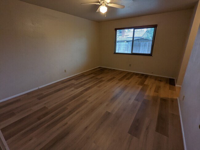 Building Photo - 1404 W Cambridge Ave