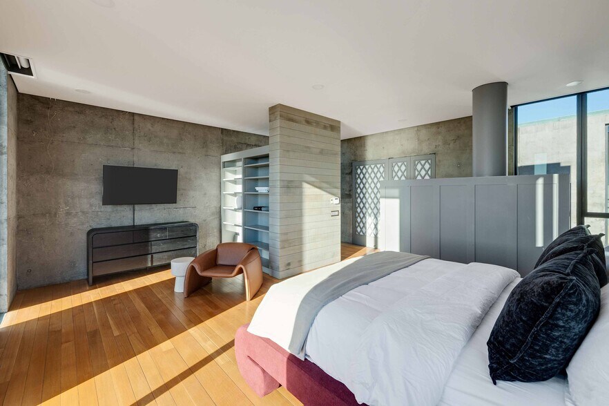 Building Photo - 1812 The Strand