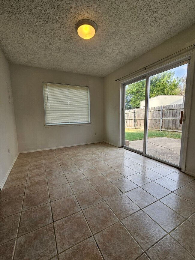 Building Photo - 129 Crystal Bend