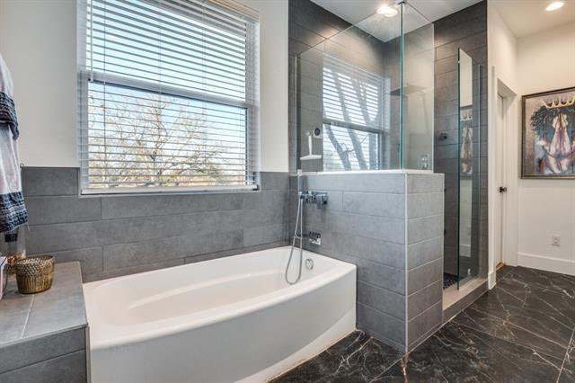 Building Photo - 324 S Main St