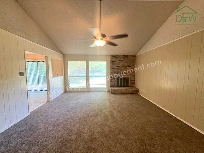 Building Photo - Spacious 3-Bedroom Home for Lease with Large Fenced Backyard in Quiet Benbrook Neighborhood