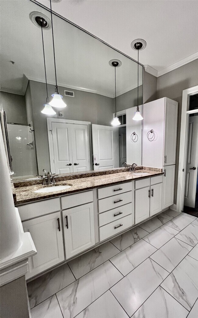 Building Photo - 5353 Memorial Dr