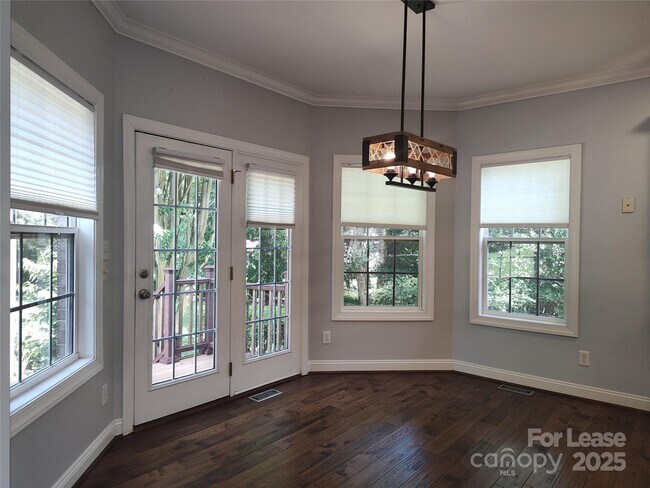 Building Photo - 9009 Hammersley Dr