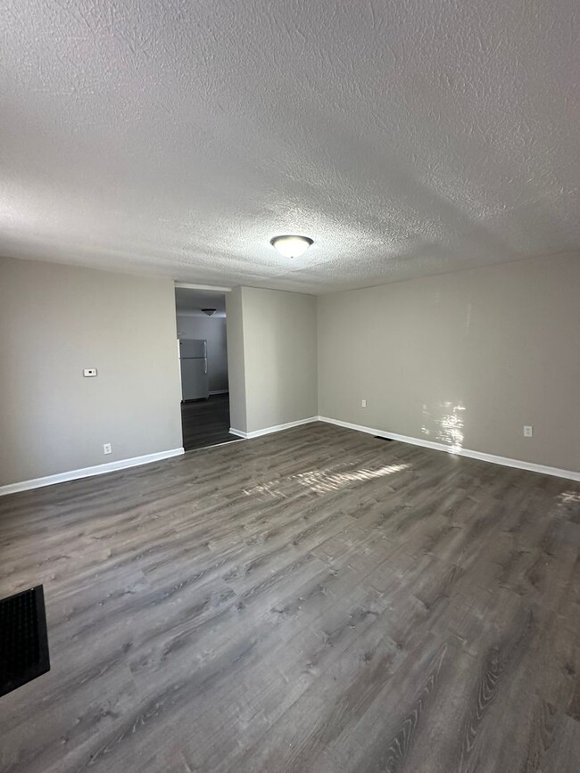 Building Photo - Large One Bedroom in Duplex Lower Unit