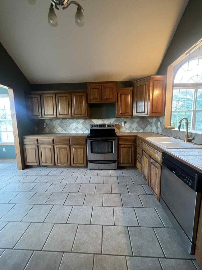 Building Photo - CARTHAGE: BEAUTIFUL 2,864 SQFT 5 BEDROOM /...