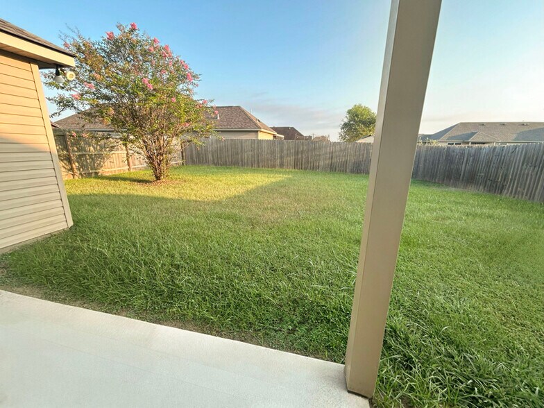 Building Photo - 42432 Palmstone Ave