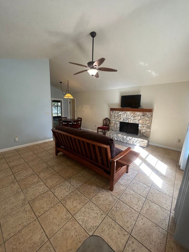 Building Photo - Springtree single family home