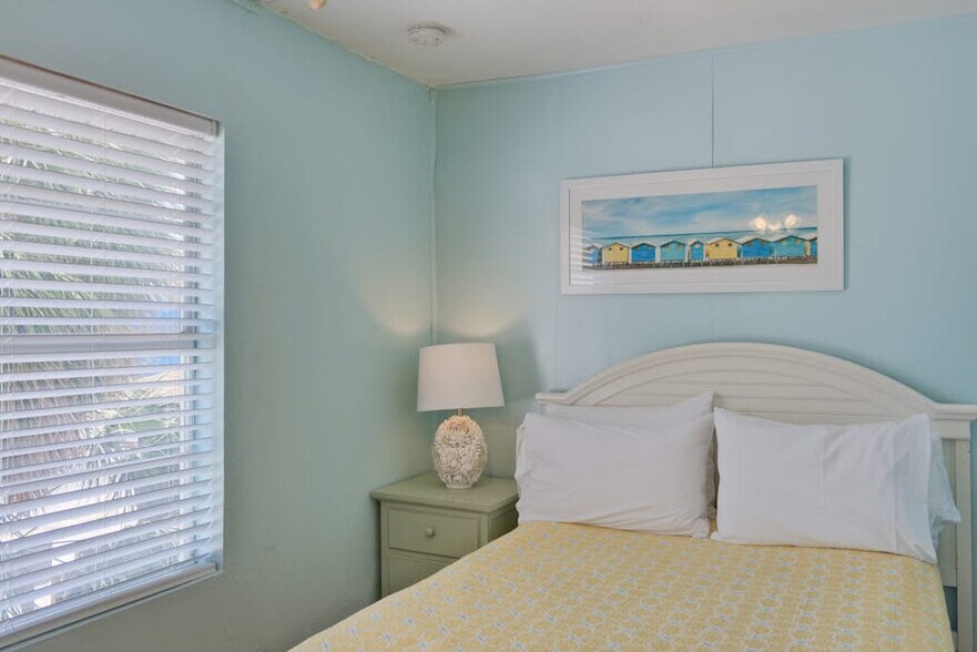Building Photo - 3018 Gulf Dr
