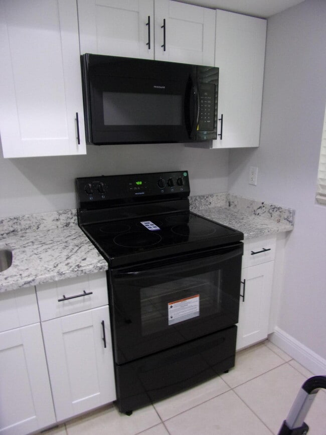 Building Photo - 1505 SE Royal Green Cir