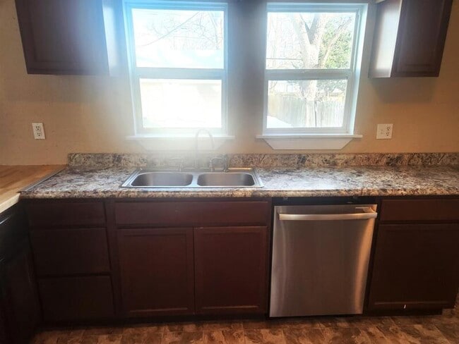 Building Photo - 801 N Gladstone Ave