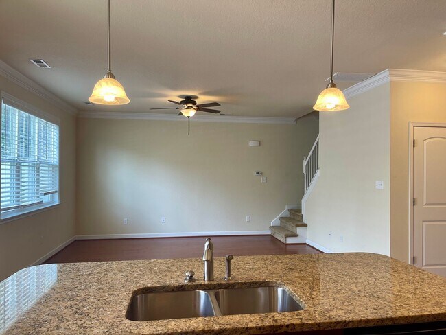 Building Photo - Stunning VB Townhome Style Condo