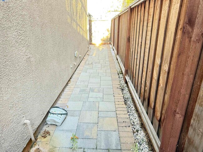 Building Photo - 1802 Paloma Ct