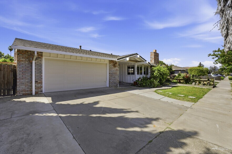 Building Photo - 1056 Hacienda Dr