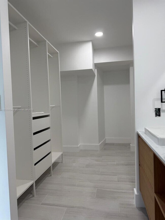 Building Photo - 575 Crandon Blvd