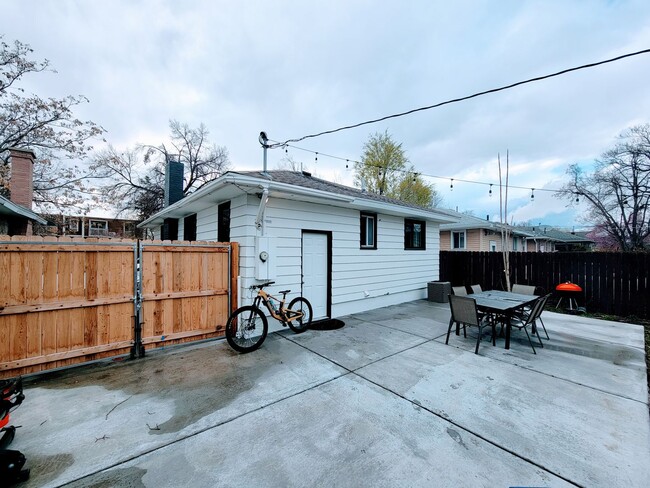 Building Photo - Absolutely STUNNING SLC Home