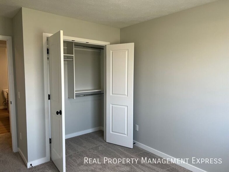 Building Photo - 3 Bedroom 1.5 Bathroom Townhome