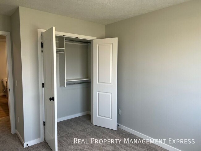 Building Photo - 3 Bedroom 1.5 Bathroom Townhome