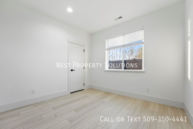 Building Photo - 4102 Quinn Dr NE