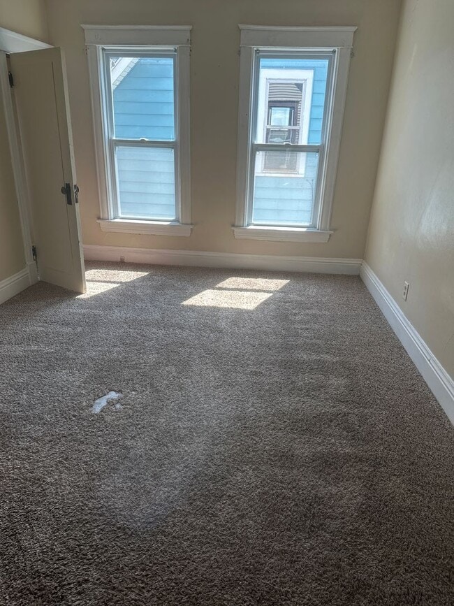 Building Photo - 3 bedroom house