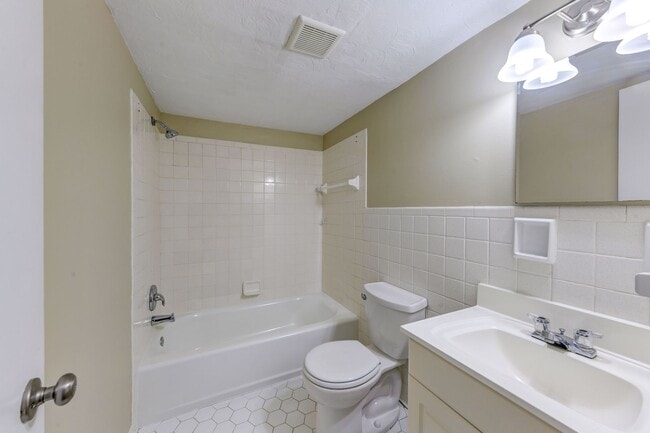 Building Photo - Welcome to a charming 1-bedroom, 1-bathroo...