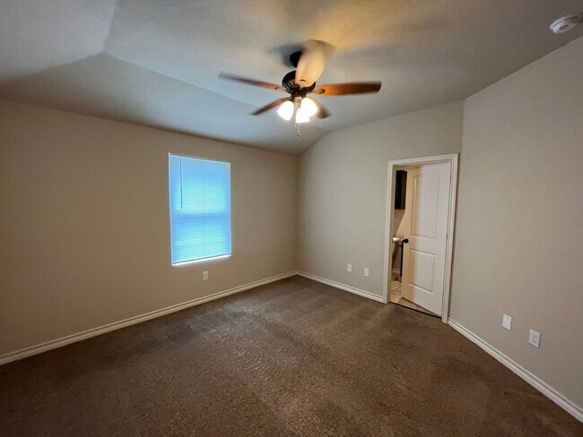 Building Photo - 6866 Lakeview Dr.