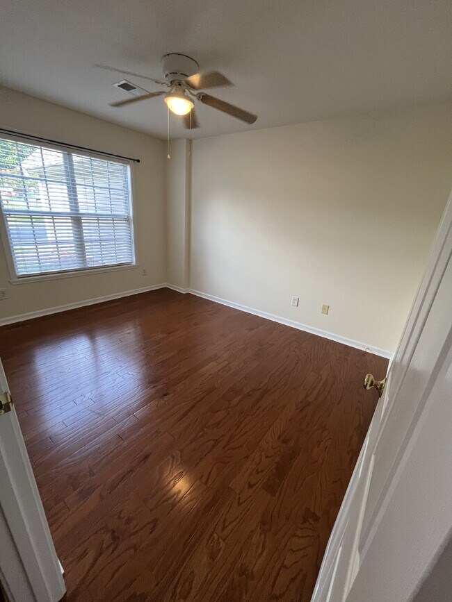 Building Photo - "Charming 3-Bed Townhouse with Granite Tou...