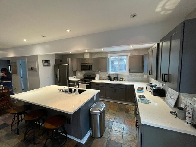 Building Photo - Charming 3 bedroom 3.5 bathroom in North Park