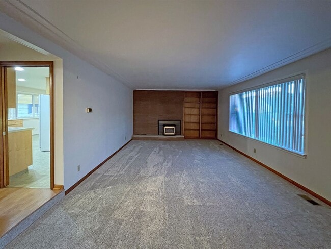 Building Photo - Rental ranch rambler - 3 bed, 2.5 bath, 2 ...