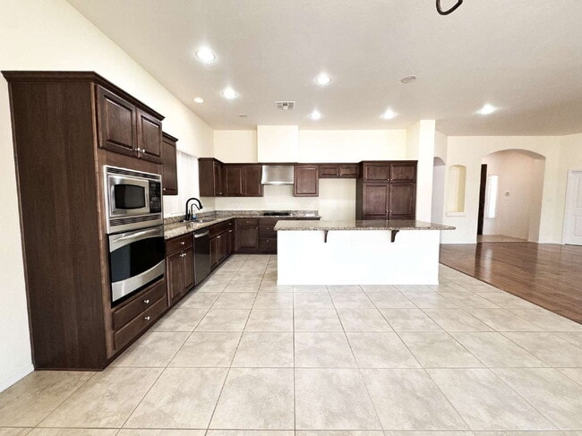 Building Photo - Stunning 4-Bed, 3-Bath Home in Sierra Montana