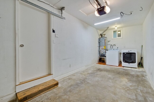 Building Photo - Duplex in Mountain View -  hardwood floors...