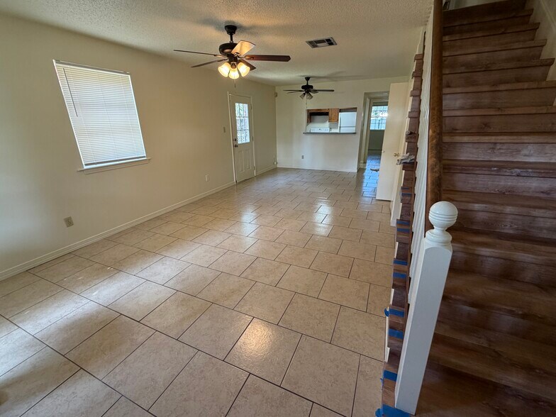 Building Photo - 415 Zinnia Ave