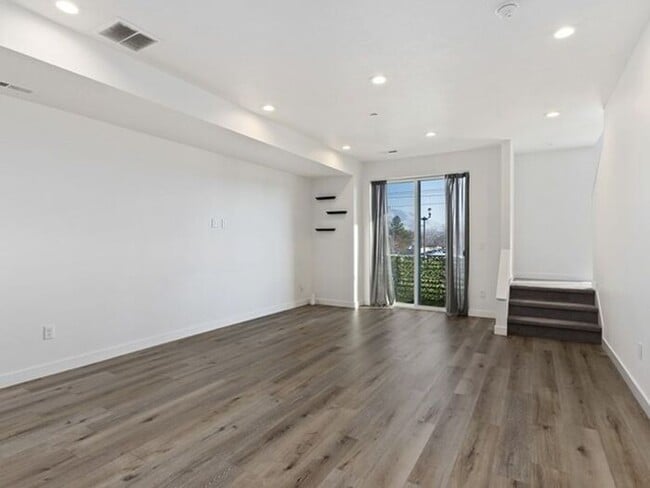 Building Photo - Downtown Beautiful 4 bed, 4 bath town-home