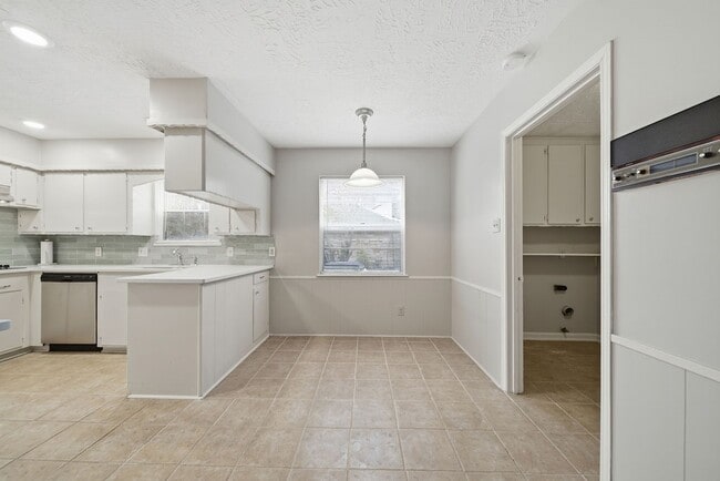 Building Photo - 3226 Springhill Dr