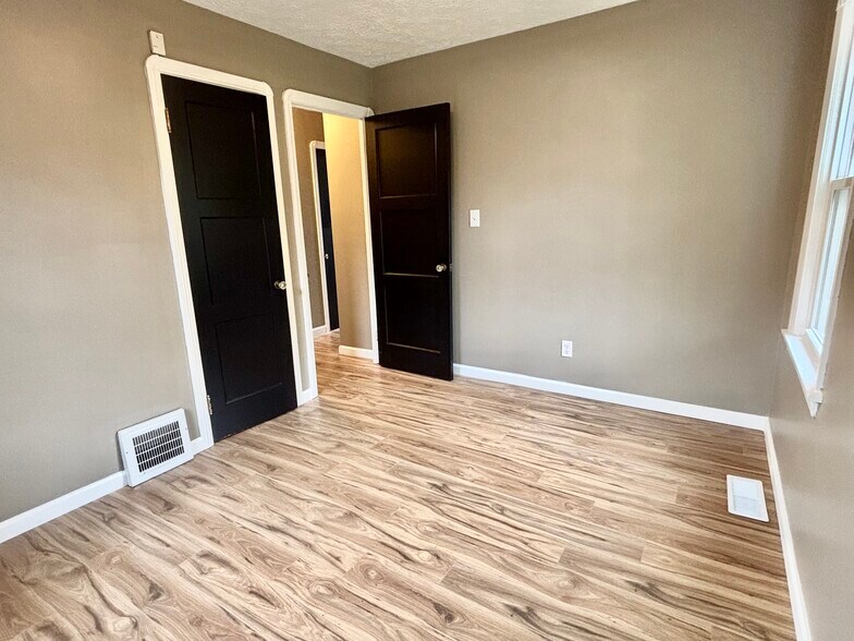 Building Photo - 3312 Brookview Blvd