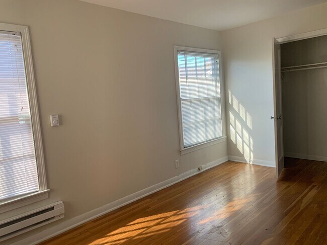 Building Photo - Charming 2-bedroom, 1-bathroom apartment!