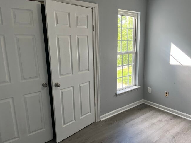 Building Photo - 408 Gladstone Dr