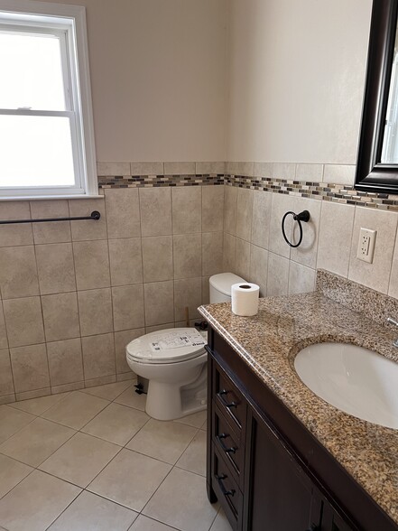 Building Photo - 143 Bellevue St