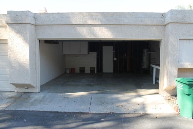 Building Photo - 3Bed/2.5Bath Townhome off Poinsettia!~ Briarwood
