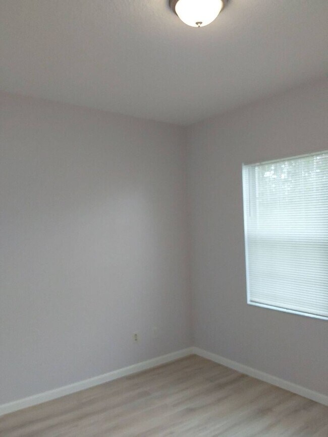 Building Photo - Cozy 3/2/2 single family house with screened in porch!