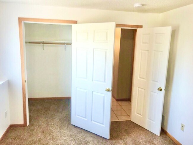 Building Photo - 5 bed 2 bath House for Rent