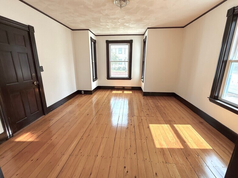 Building Photo - 20 Brewster St