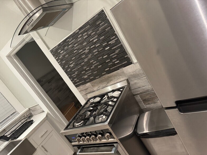 Building Photo - 5919 Lexington Ave