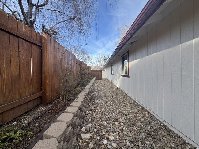 Building Photo - 1855 King Edward Dr